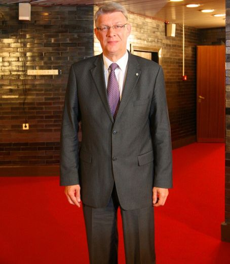 Eksprezidents Valdis Zatlers smagi slims ar vēzi