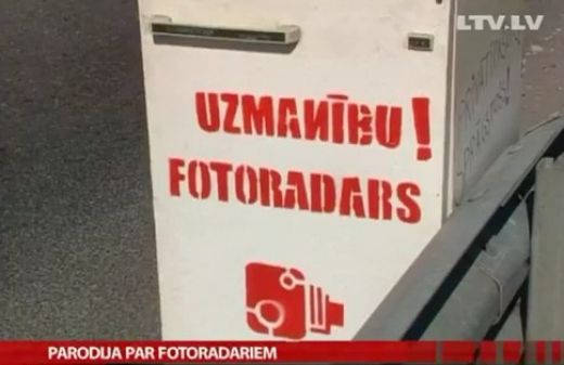 VIDEO: Fotoradars-ledusskapis uz Liepājas šosejas. Joks smalkā stilā!