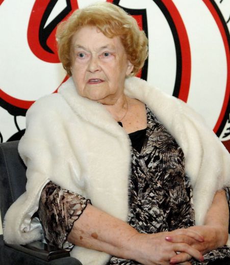 89 gadu vecumā Singajevska jūtas varen ņipra un fano par hokeju!