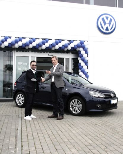 Artis Dvarionas kā pirmo ar jauniegūto VW Golf 6 izvizinājis savu draudzeni Zani