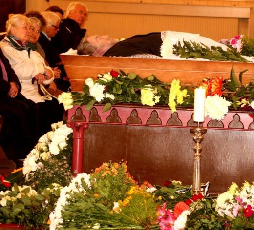 Nāk rudens apgleznot Latviju. Aplausiem skanot, slavenības izvada Uldi Stabulnieku 