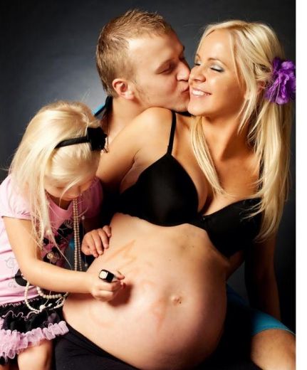 FOTO: Saulieša sieva pievienojas ar reklāmām pelnošo grūtnieču pulkam 