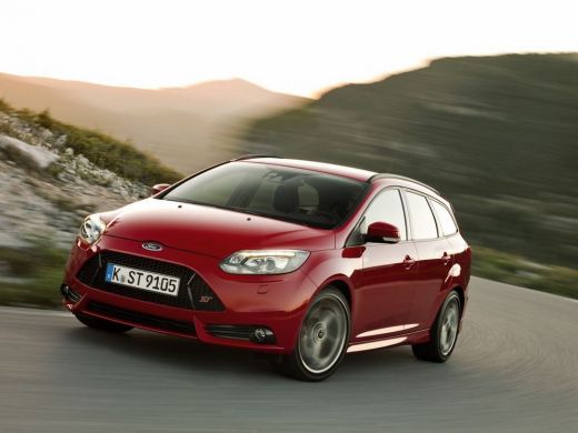 „Ford” atgriež motora rūkoņu sportiskā „Focus ST” salonā