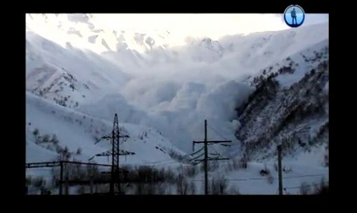 VIDEO: Operators aizlido pa gaisu ar ieslēgtu kameru. Filmēšanas grupa nepaspēj aizbēgt no lavīnas