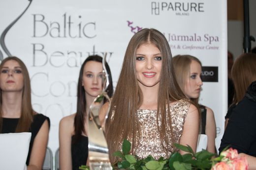 FOTO: 17 gadus jauna latviešu modele iegūst 100 000 eiro 