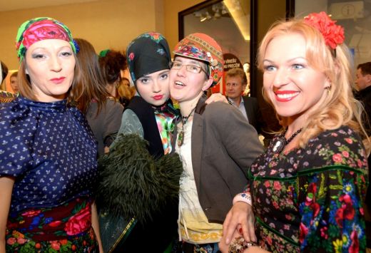 Pašmāju modes ikona Šeila valdzina publiku ar slāvu tērpiem