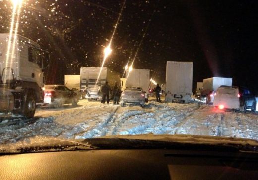 VIDEO: Bez maizes un ūdens tūkstošiem šoferu iesprostoti 200 km garumā