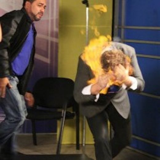 VIDEO: Pēc degmaisījuma ieliešanas sejā TV šovā aizdegas viesis 