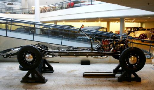 Motormuzejā apskatāma vēsturiska automobiļa Oldsmobile Six demonstrācijas šasija
