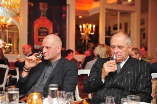 Gailis, Vaišļa un Žagars degustē 20 tūkstošus eiro vērtu rumu