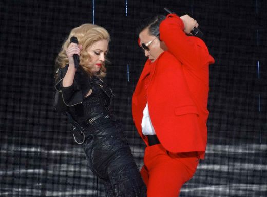 VIDEO: GANGNAM STYLE solists Madonnai uzrauj svārkus un parāda skandālistes sarkanās apakšbikses