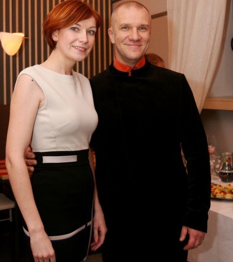 Sabiedrības krējums ierodas uz jauna restorāna atklāšanu