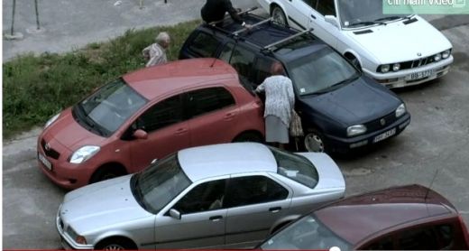 SMIEKLU PILNS VIDEO: Atsevišķi Latvijas autovadītāji patiesi ir idioti...