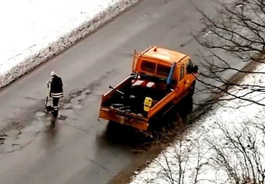 AR KĀJU ASFALTĒ IELU. VIDEO, kura dēļ sašūpojies pat Nila Ušakova krēsls
