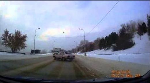 Krievijā LADU pēc bīstamas apdzīšanas izšķaida kravas auto - VIDEO