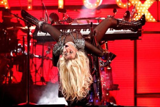 LADY GAGA parāda pliku pakaļu. Dziedātājai koncertā saplīst bikses - FOTO