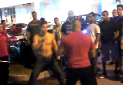 Maiami jauniešu dūru duelis pārvēršas nežēlīgā masu kautiņā: VIDEO