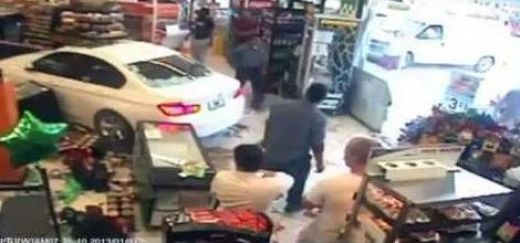 BMW iztriecas caur benzīntanka veikala skatlogu kā Robina Huda bulta  