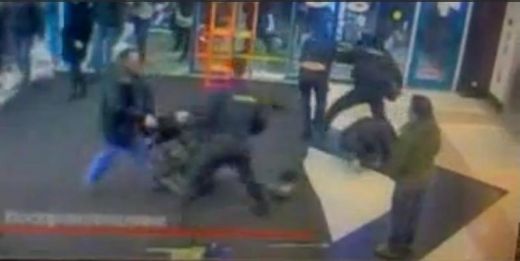Krievijā apsargi ar brutālu spēku aptur agresīvos t/c apmeklētājus: VIDEO