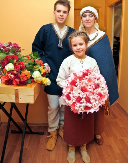 Dziedošās ģimenes Ludzā nesā uz rokām; Uzvarētājģimenei pārsteigums no Ditas Lūriņas
