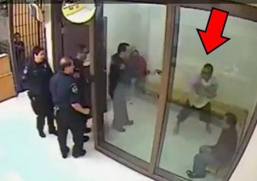 ASV students uzbrūk policistam, pārvēršot īslaicīgu aizturēšanu par 5 gadiem cietumā