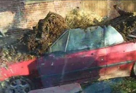 NEŽĒLĪGS VIDEO: Par krāpšanu vīrs soda sievu - apberot auto ar zemi 