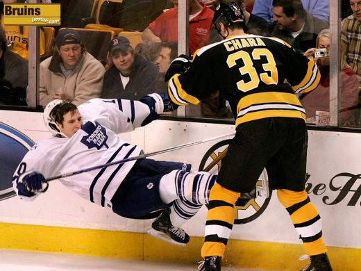 Čaram trīs punkti, „Bruins” izcīna uzvaru un kļūst par līderi Austrumos