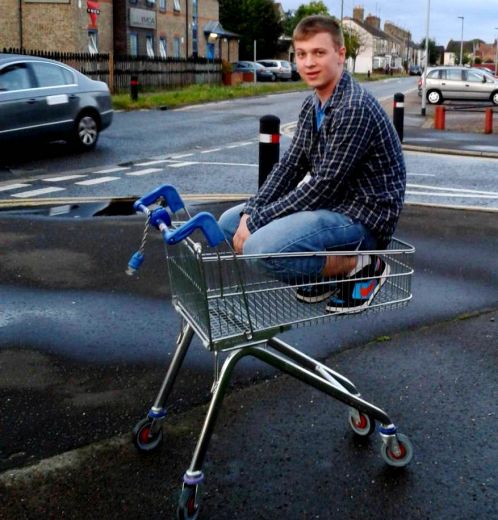 Tuvinieki emocionālā uzrunā aicina līdzcilvēkus palīdzēt pāragri miruša latviešu jaunieša apbedīšanā