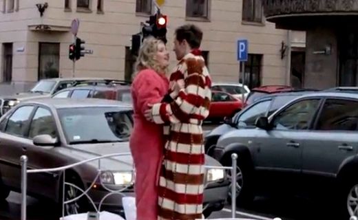 FANTASTISKS VIDEO: Traki mīlnieki gultā uz Valdemāra ielas brauktuves nostopē satiksmi