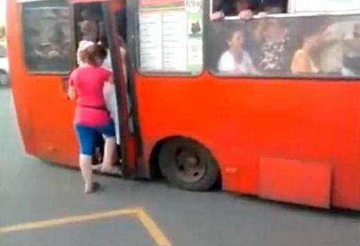 Rīgā satiksmes problēmas ir nieks! Baltkrievijā gan - pasažieri autobusā kā siļķes mucā