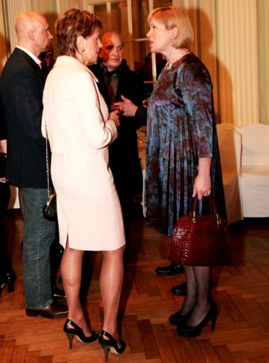 Sabiedrība ir šokā par kultūras ministres grūtnieces kleitu, minisvārkiem un citām izdarībām - FOTO