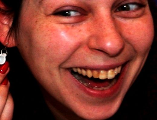 Eirovīzijas dziedātāja uz smalku tusiņu ierodas treniņtērpā, nekoptiem matiem, dzelteniem zobiem 