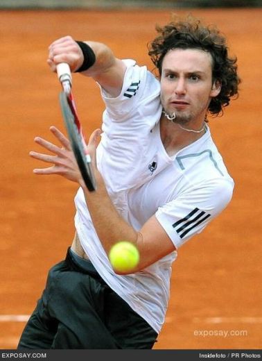 EMOCIONĀLS VIDEO: Ernests Gulbis salauž raketi TV tiešraidē un sasmīdina tiesnešus