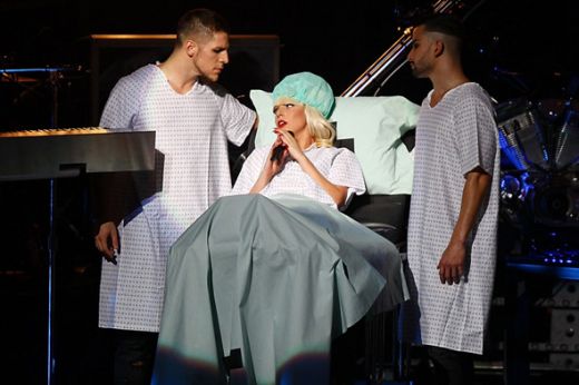 LADY GAGA slimnīcā. Pat operāciju zālē raksta Tviterī