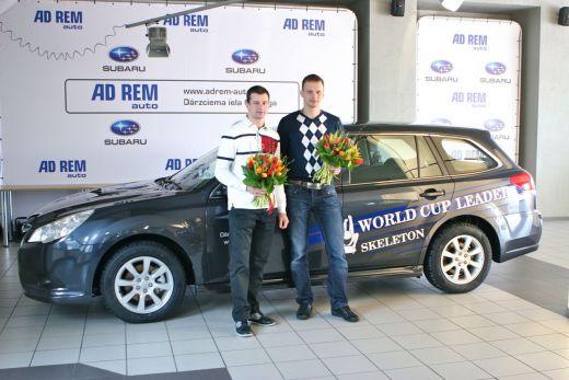 Skeletonisti Dukuri saņem jaunu Subaru automašīnu 