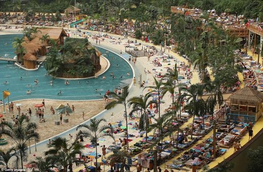 FOTO un VIDEO: Iespaidīgākais ūdens atrakciju parks Eiropā „Tropiskās salas”