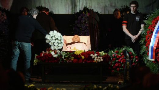 JAUNS SKANDĀLS: Izcilā kinokatiera bērēs Maskavā izceļas kautiņš. Bēru ceremonijas FOTO/VIDEO