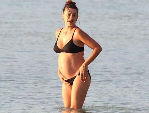 Penelope Krūza izrāda savu seksīgo grūtnieces vēderiņu - NABADZĪGĀ BIKINI FOTO