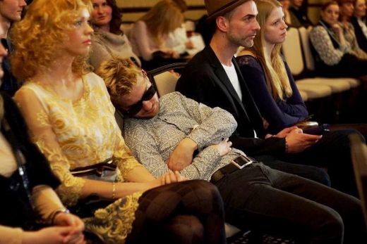 Modes blogeris Deniss Ševeļovs publiskā pasākumā pārdzēris jēgu un atplīsis - FOTO