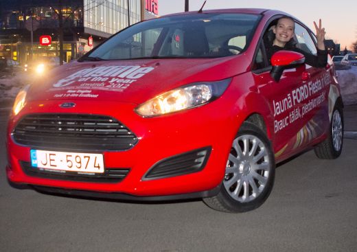 Šarmantā Anna Rozīte tikusi pie sava mūža sapņa - sarkanas FORD automašīnas - FOTO