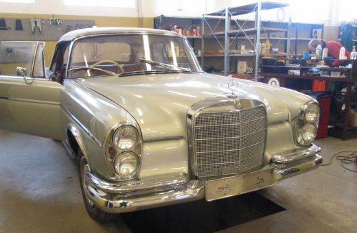 Rīgā restaurē 60.gadu sākumā būvētu Mercedes-Benz kabrioletu