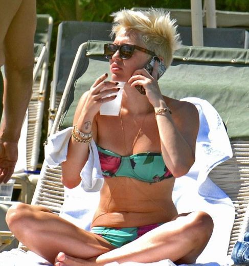 Bez līgavaiņa, bet viena un satriecoša - Mailijas Sairusas bikini tuvplāni FOTO