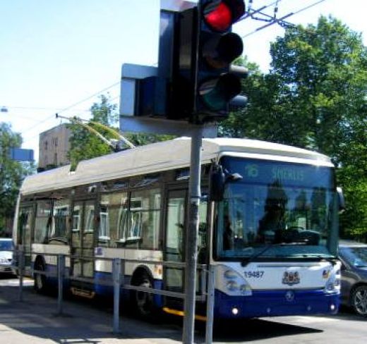 16. maršruta trolejbuss pakļauj pasažierus riskam, šķērsojot lielu krustojumu pie sarkanā signāla