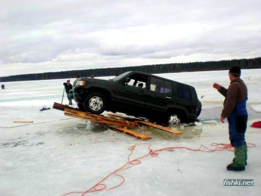 APBRĪNOJAMA OPERĀCIJA: Pilnībā zem ledus ielūzušu un nogrimušu auto izvelk uz zemes FOTO