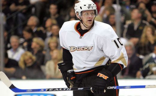 Ducks uzvar Blackhawks un samazina punktu deficītu