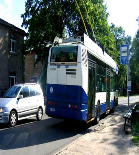 Valsts policija lūdz palīdzību sakarā ar 16.trolejbusa vadītājas smago pārkāpumu pie sarkanā signāla