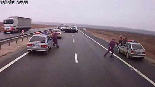 Par mata tiesu no nāves. Šokējošs video - kā fūre gandrīz nogalināja 3 ceļu policijas vienības