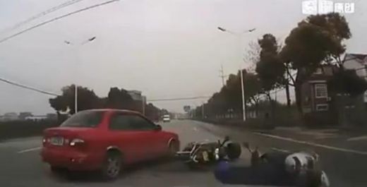 Kas notiek, ja pie stūres ir sieviete? ŠOKVIDEO - atpakaļgaitā pārbrauc pāri cilvēkam...