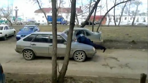 VIDEO: Auto notriec ceļu policistu. Un ar tiesībsargu uz kapota ņirgājoties vizinās pa pilsētu