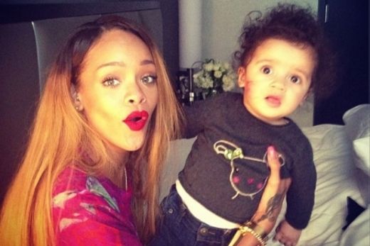 FOTO: Skandalozā Mika Ozoliņa mazo meitiņu auklē krustmāte Rihanna 